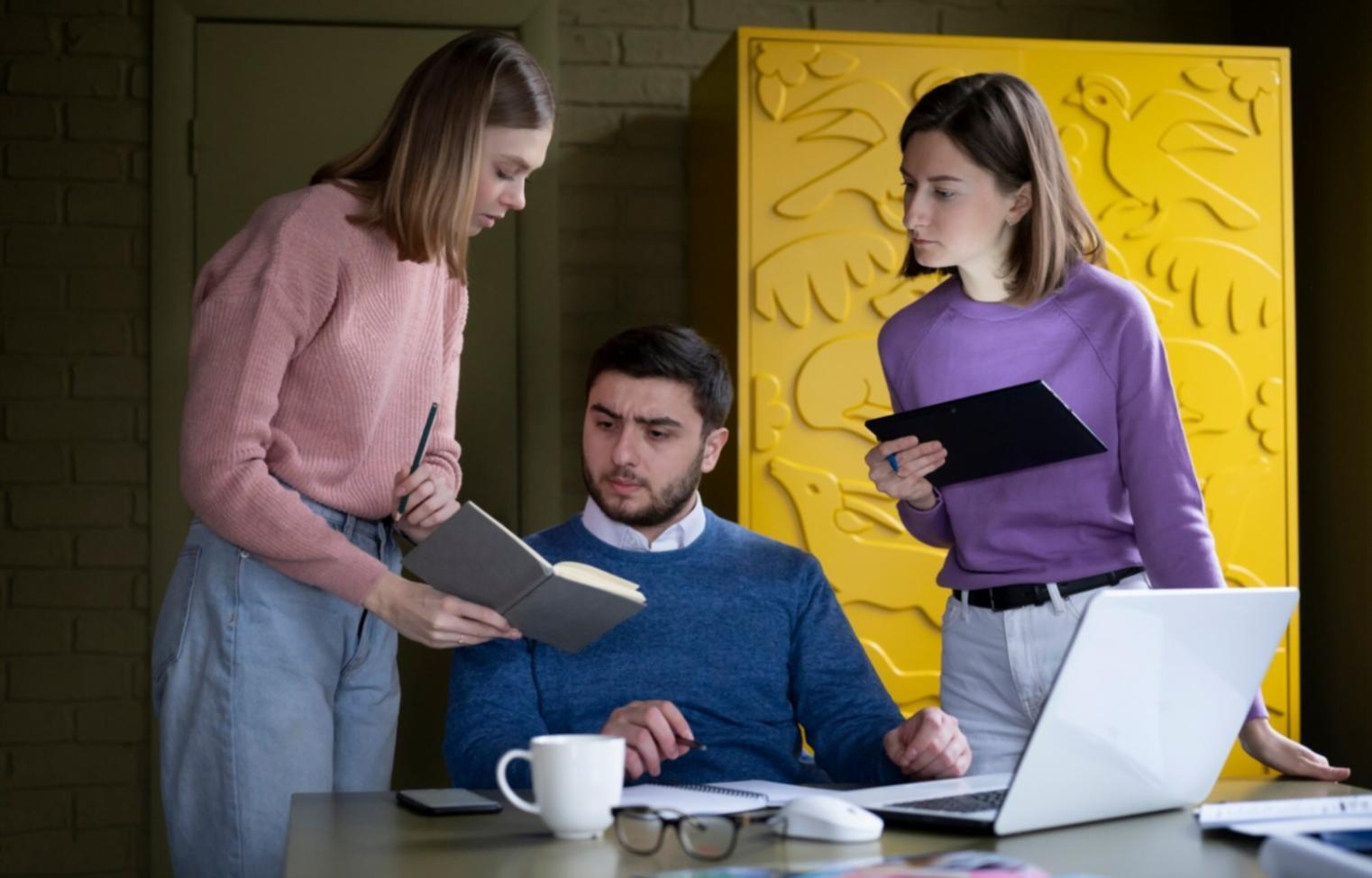 Emprendedores trabajando en estrategias financieras para startups