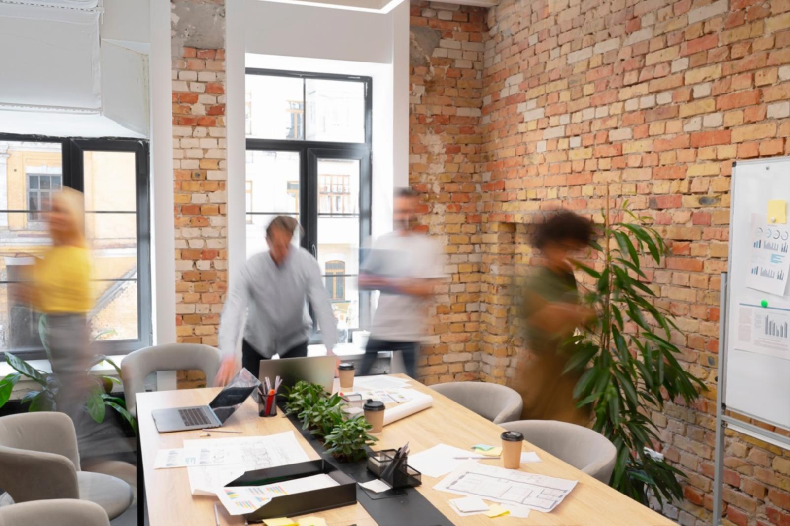 Espacio de trabajo moderno donde desarrollamos estrategias financieras innovadoras