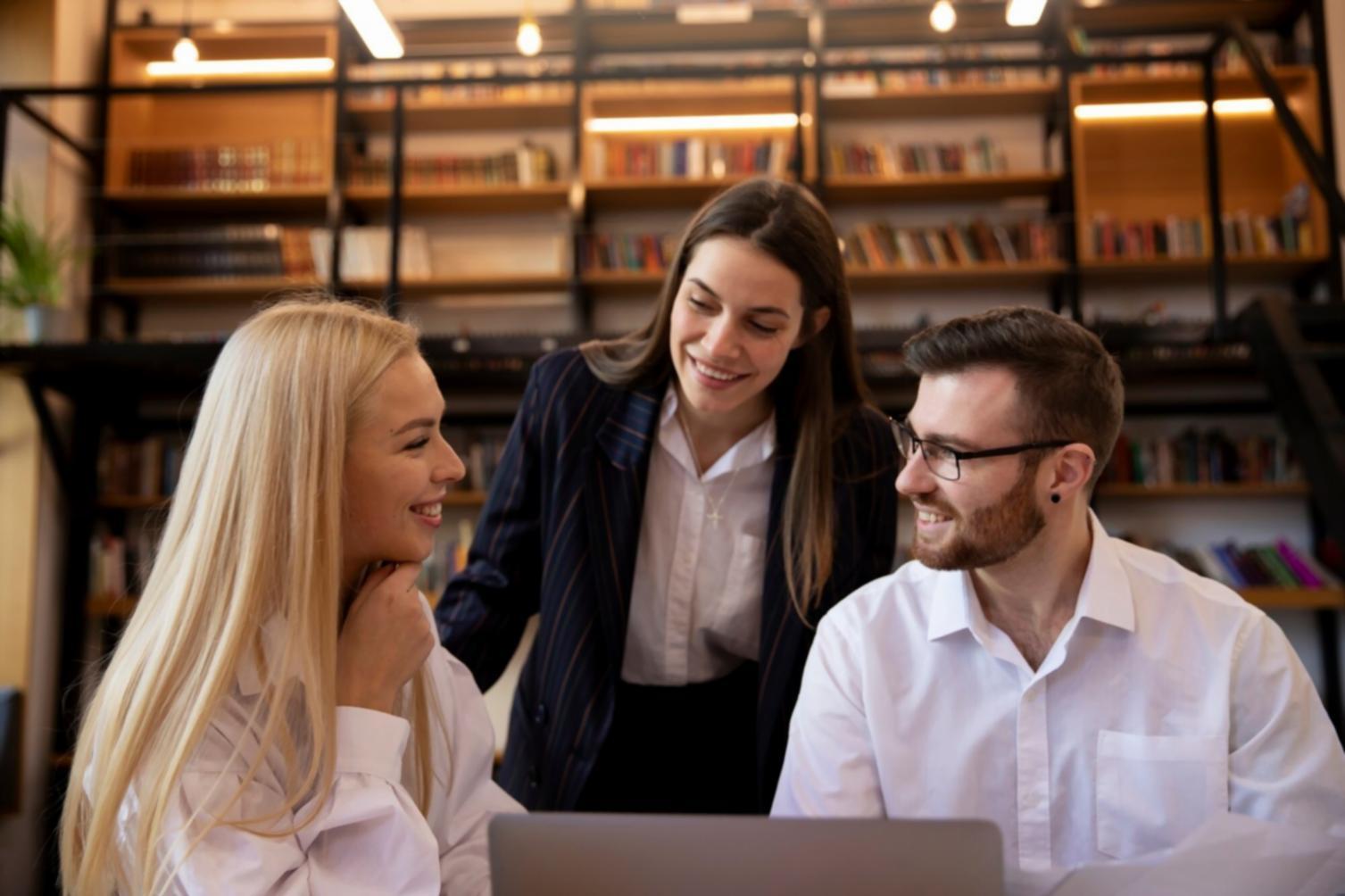 Estudiantes analizando casos reales de startups españolas en sesión práctica
